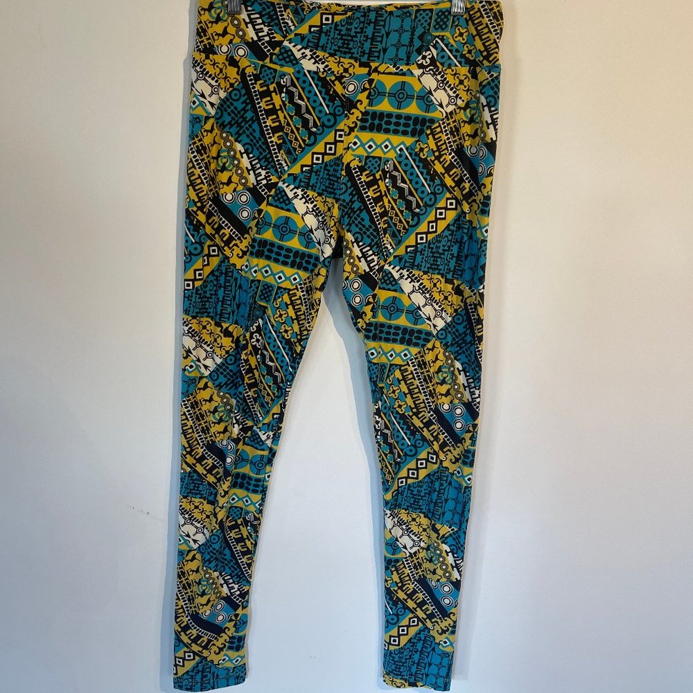 20% off 3+ items geometric leggings in Tall & Curvy. NEVER WORN!